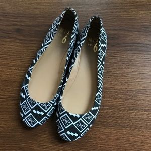 Women’s Round-Toe Comfort Flats • 7.5